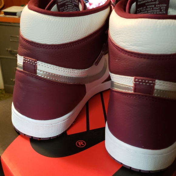 Jordan 1 OG Bordeaux - Picture 5 of 8